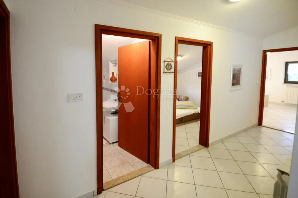 kuća sa 5 stambenih jedinica, bazenom i pogledom na more - slika 9