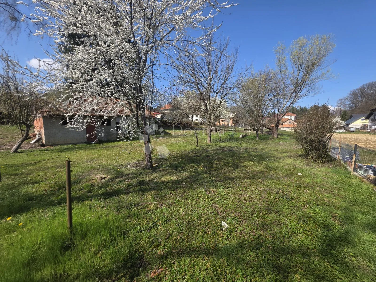 Građevinsko zemljište u centru Bedekovčine – 1.748 m², odlična lokacija i ravan teren - Bedekovčina