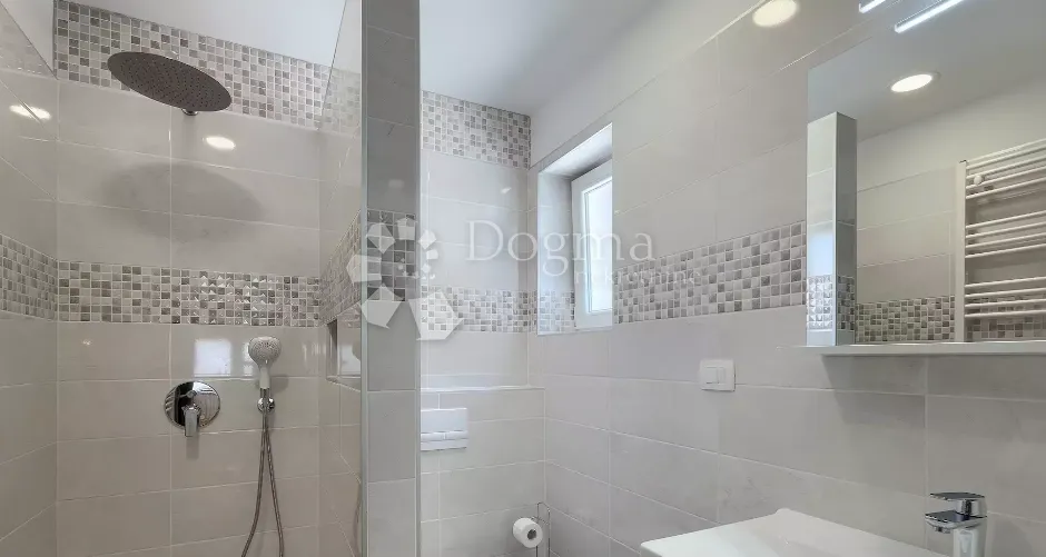 sniženo!!impozantna villa u blizini labina - slika 12