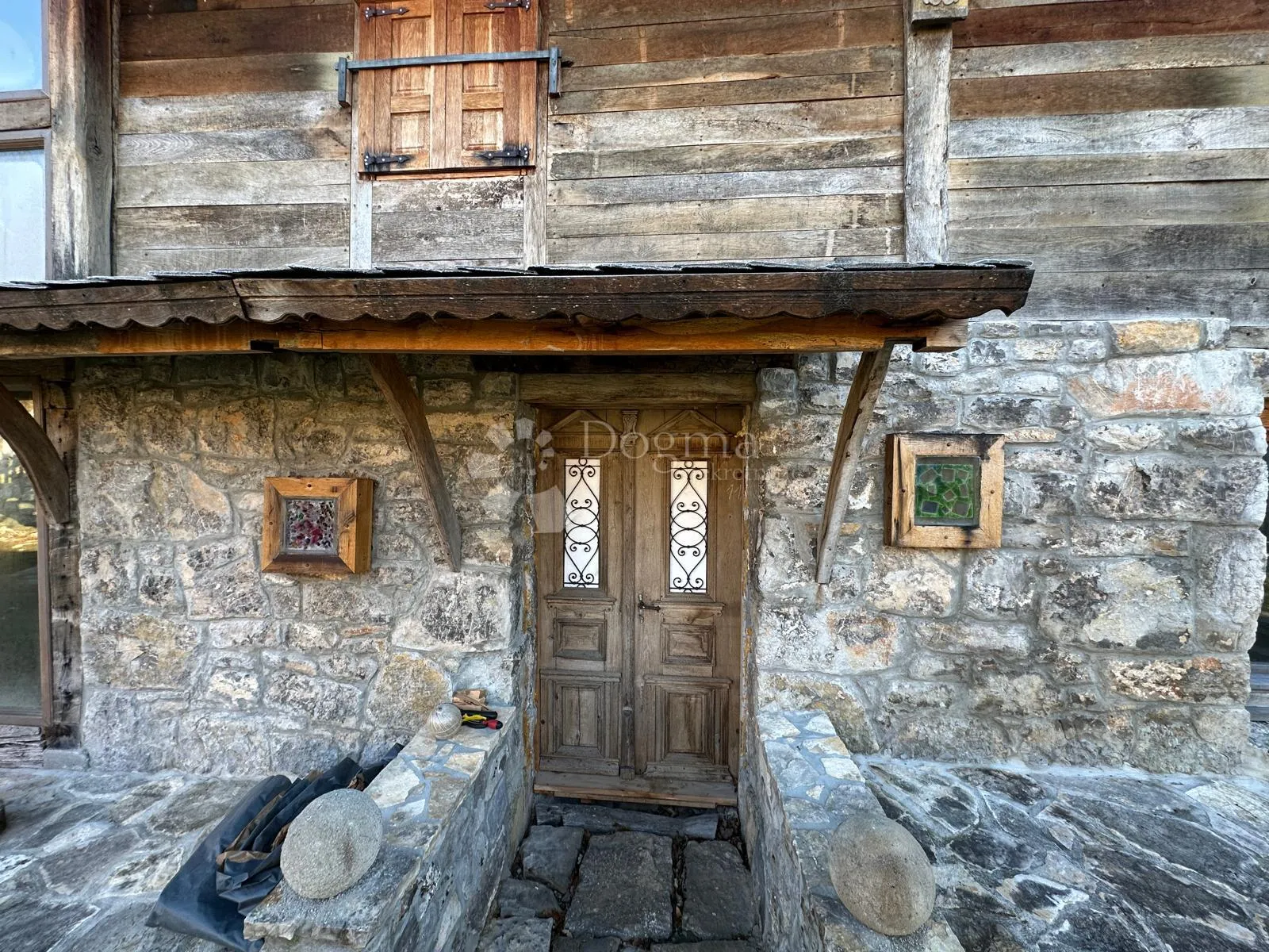 difuzni hotel autohtone kamene kuće 10+1 - slika 4