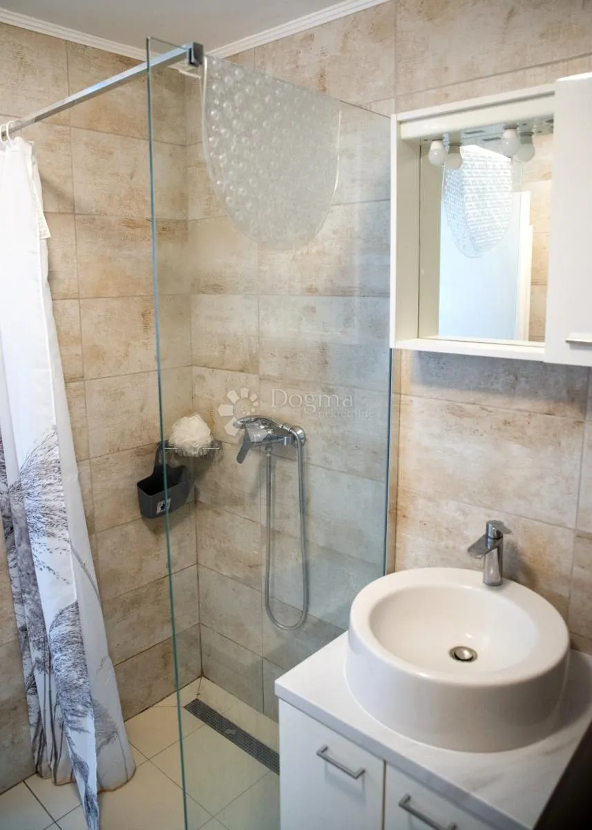 3 studio apartmana s uhodanim dnevnim najmom!! - slika 7