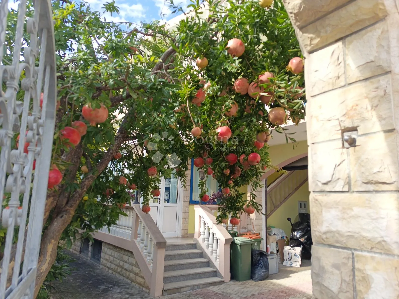 vodice prekrasna kuća sa 9 apartmana 100 metara od mora - slika 16