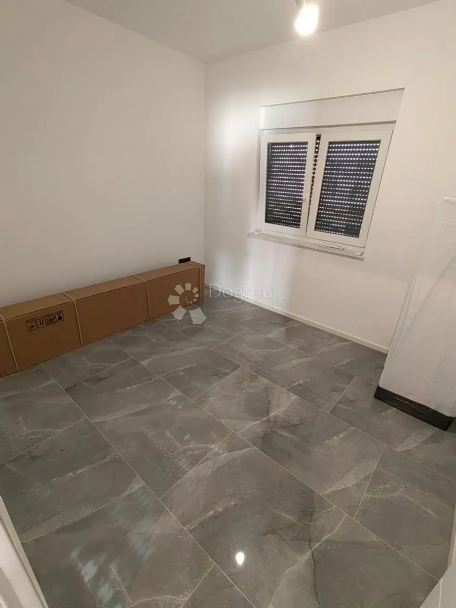 prodaje se kuća sa bazenom na otoku viru - slika 10
