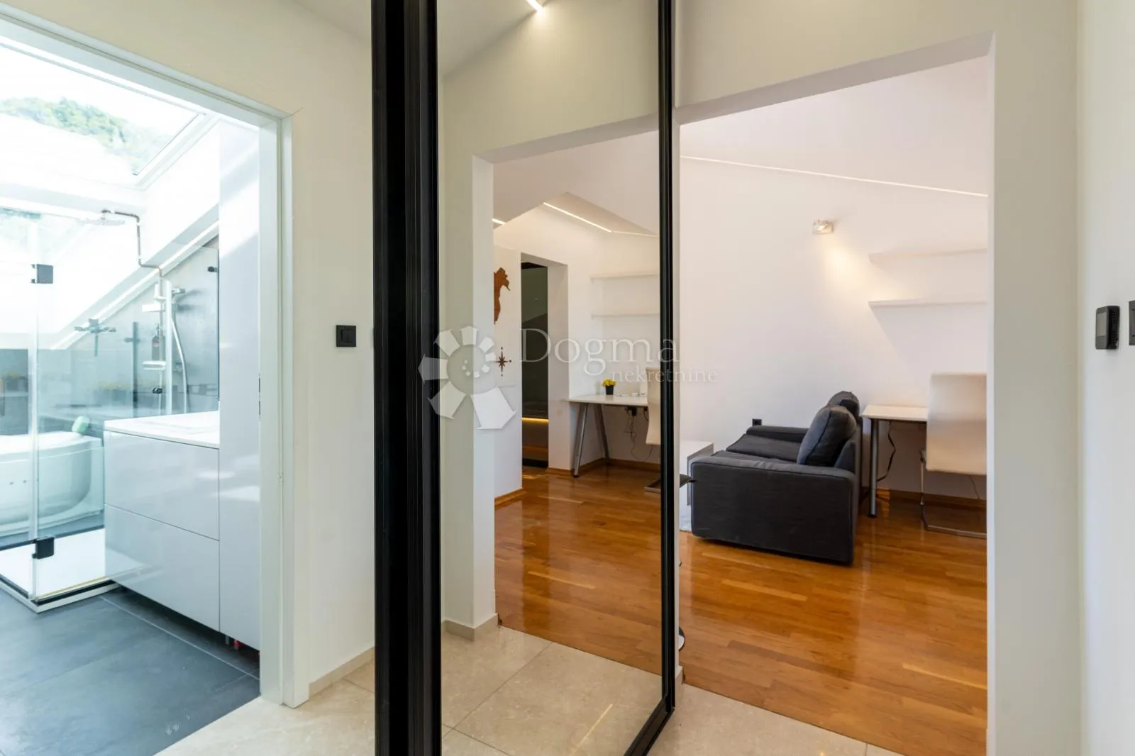 smart penthouse u centru samobora – terasa, garaža, lift, spa kupaonica - slika 8