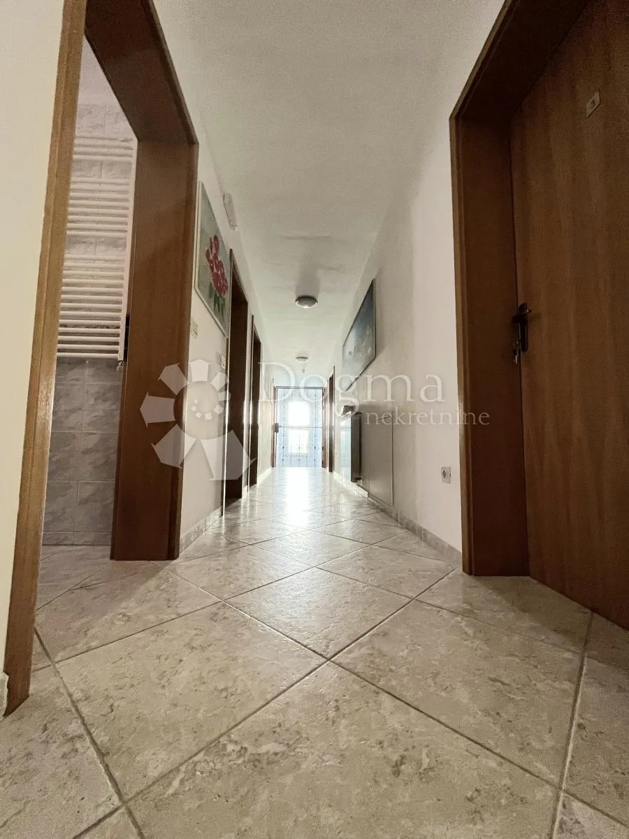 prekrasna villa s bazenom - slika 17