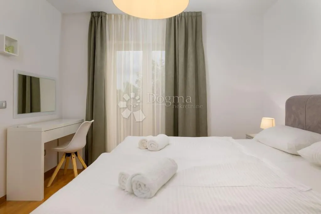 bale - prostrana vila s prekrasnom okućnicom - slika 32