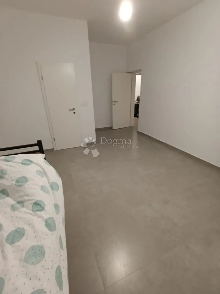 prostrani apartman u mandrama - slika 4
