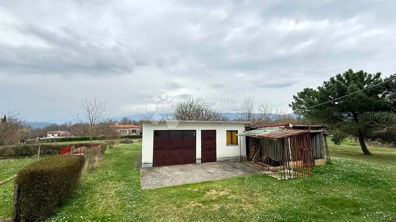kuća s dva stana i građevinskom okućnicom 4740m2 u okolici labina - slika 20