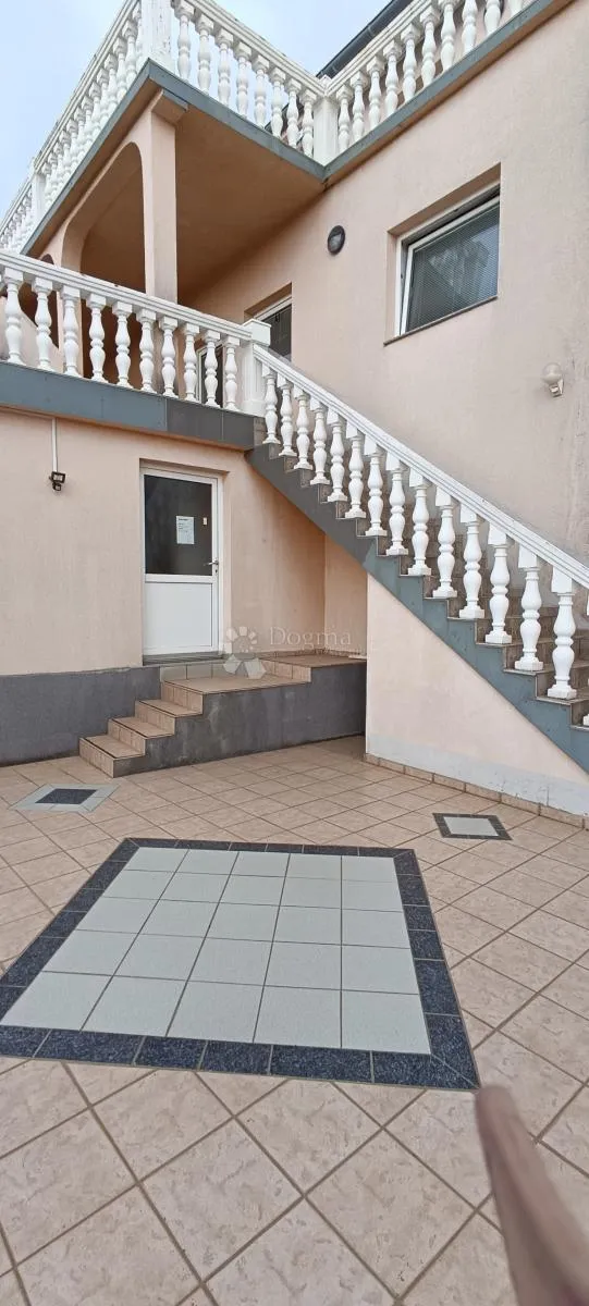 omišalj, kuća sa 9 apartmana - slika 21