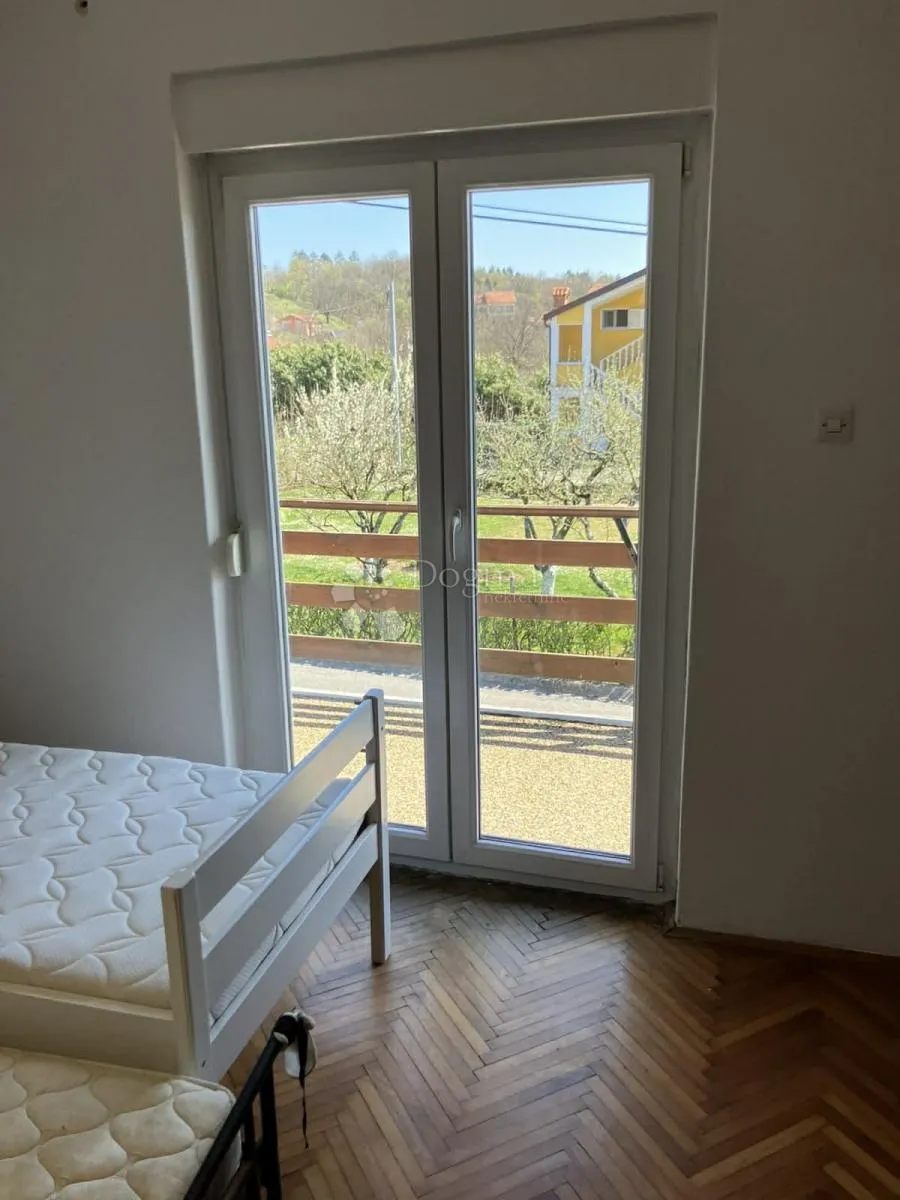 klana, 120 m² – prostrana etaža kuće s velikom okućnicom i 2 garaže - slika 7