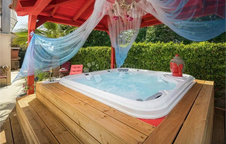 nova kuća sa dva stana i jacuzzijem - krnica - slika 19