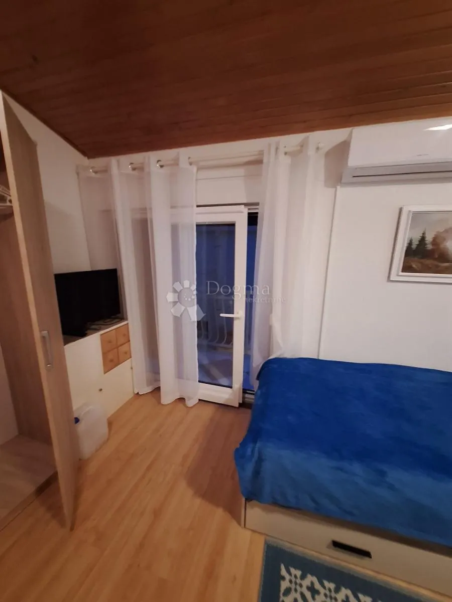 vodice, predivna kuća s tri stambene jedinice - slika 25