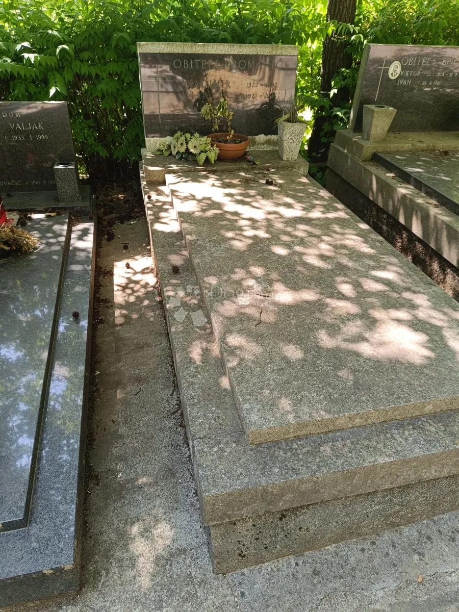 kozala-velika grobnica u centru groblja - slika 51