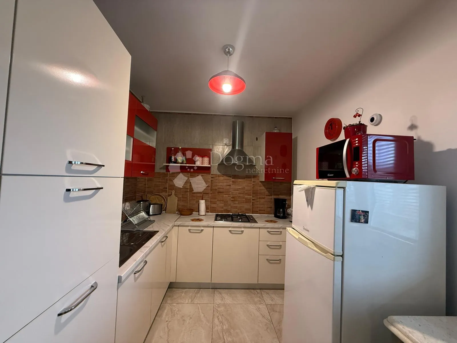 kuća s 2 stana - 300 m od mora - slika 10