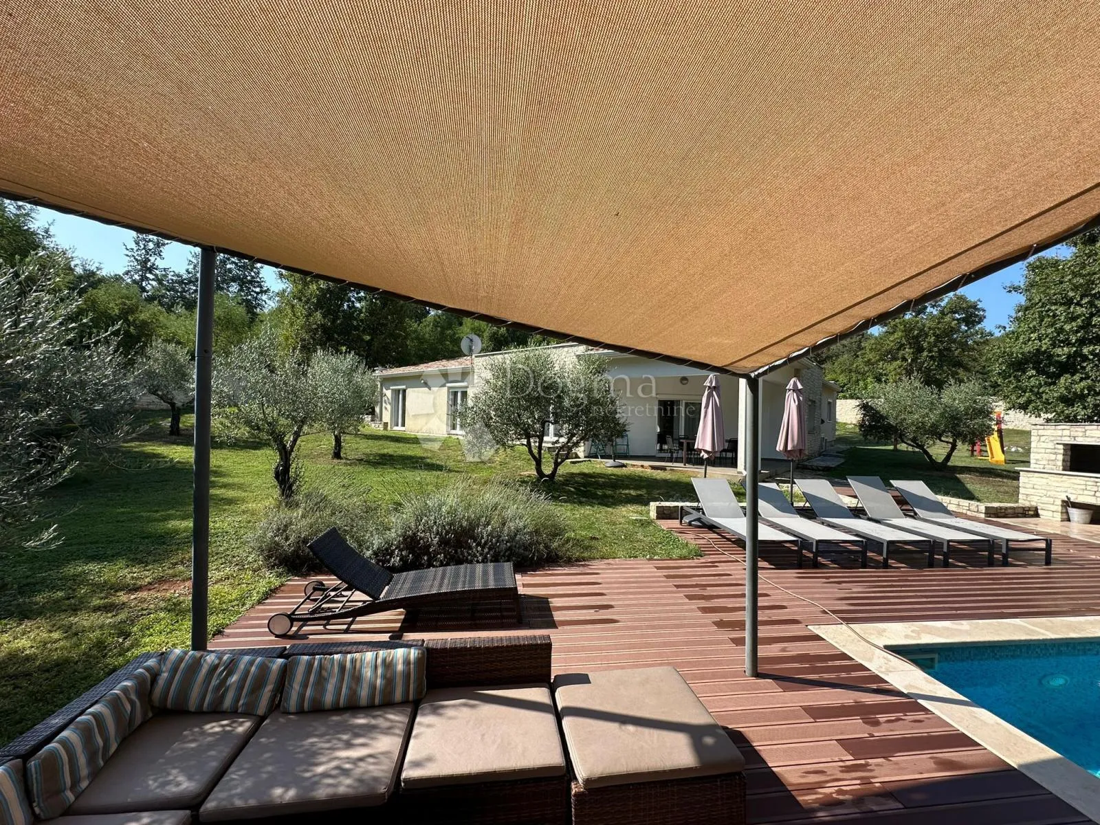 prekrasna villa s bazenom sa prostranom okućnicom od čak 4260m2 - slika 3