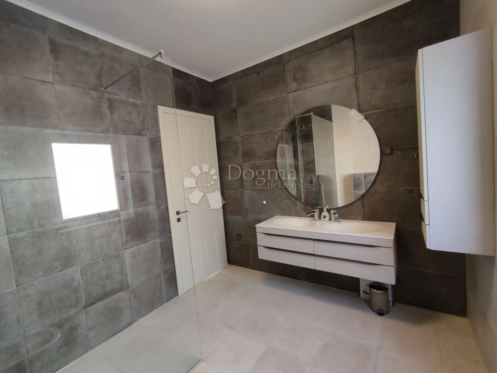 potpuno renovirana austrougarska villa u srcu pule - slika 9