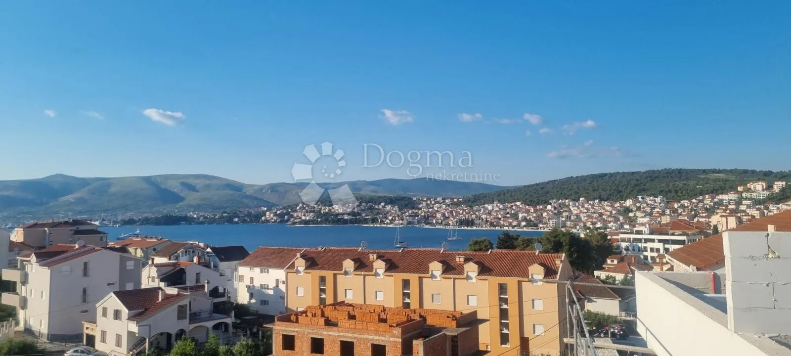 stan s krovnom terasom i pogledom na more - slika 3