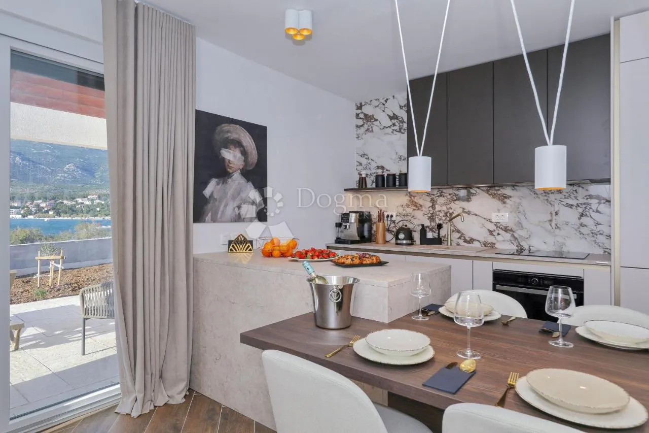 moderna vila s bazenom, prvi red uz more! - slika 21