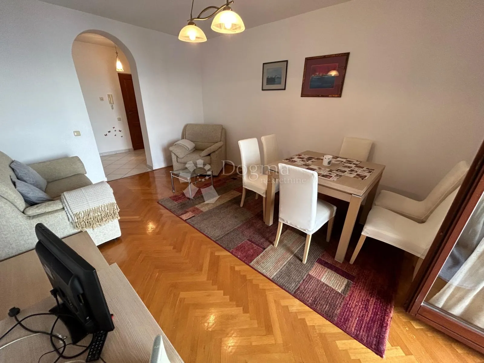 ugodan apartman- novija zgrada, blizina mora ! - slika 2