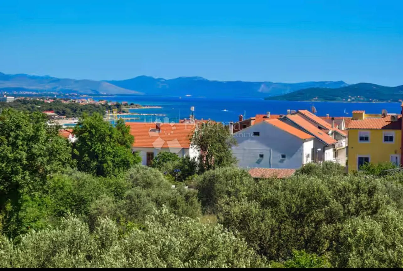 vodice – kuća s tri odvojena stana i terasama s pogledom na more - slika 13
