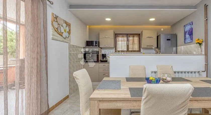 samostojeća kuća s dva stana i bazenom-loborika - slika 29