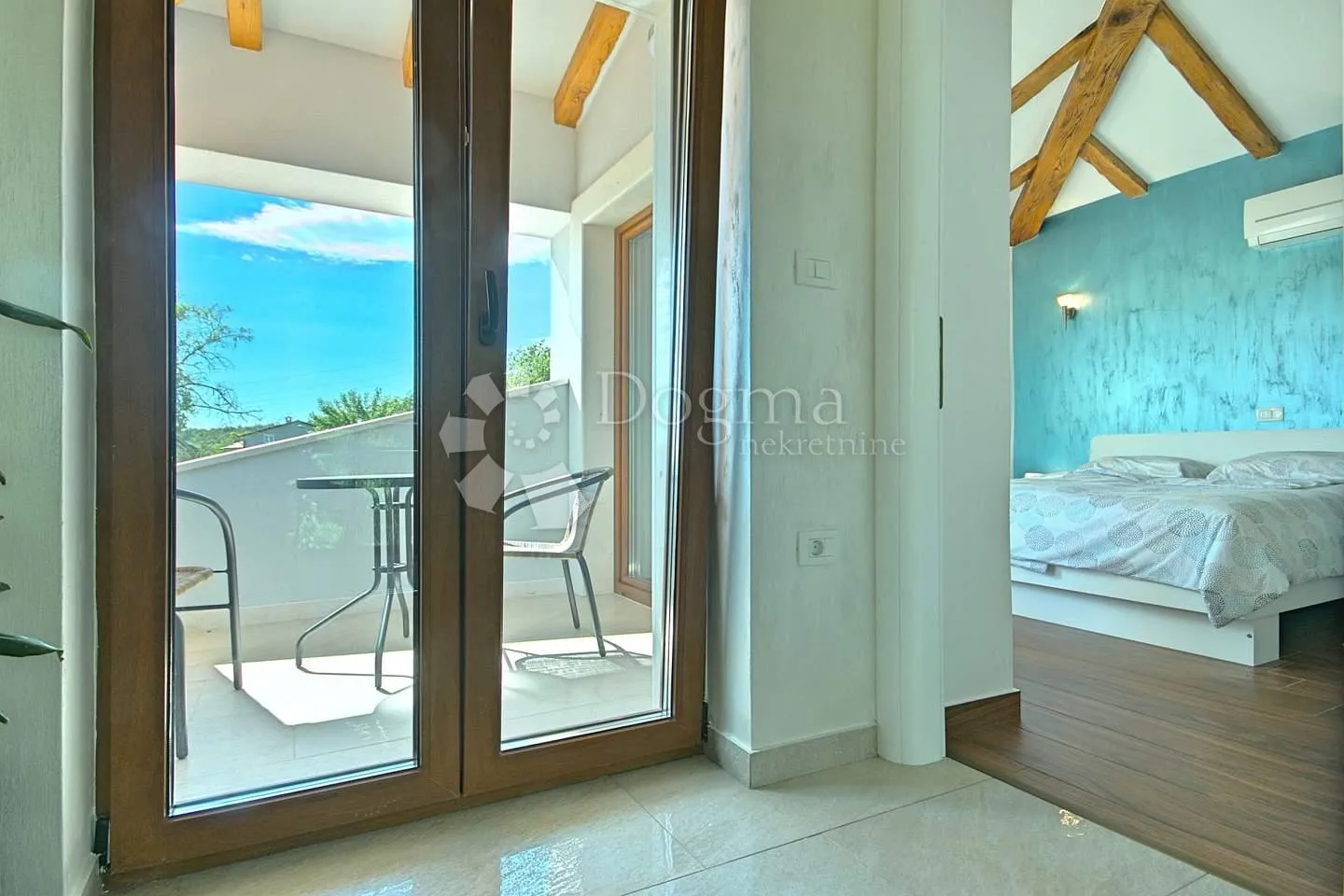 villa na rubu sela nedaleko mora - slika 15