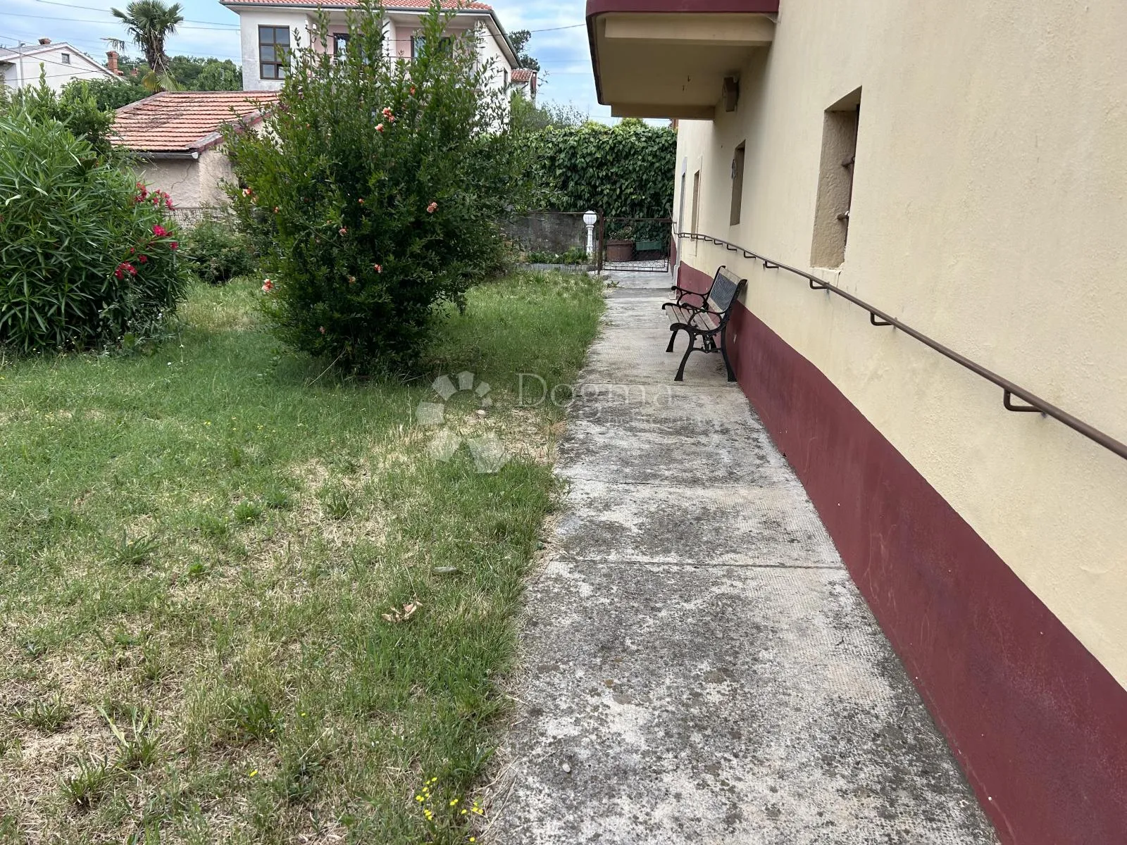 rijeka rubeši kuća sa velikom okućnicon uz glavnu cestu - slika 7