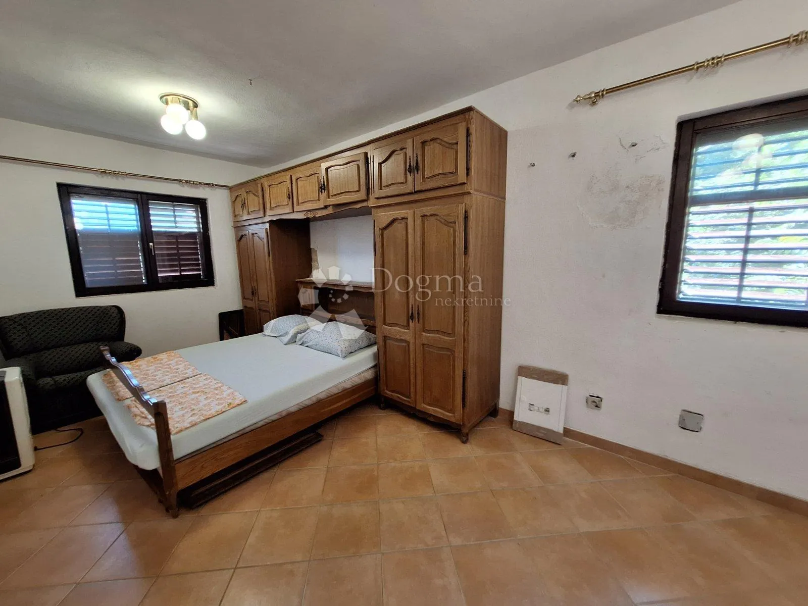 samostojeća kuća sa 3 apartmana - slika 11