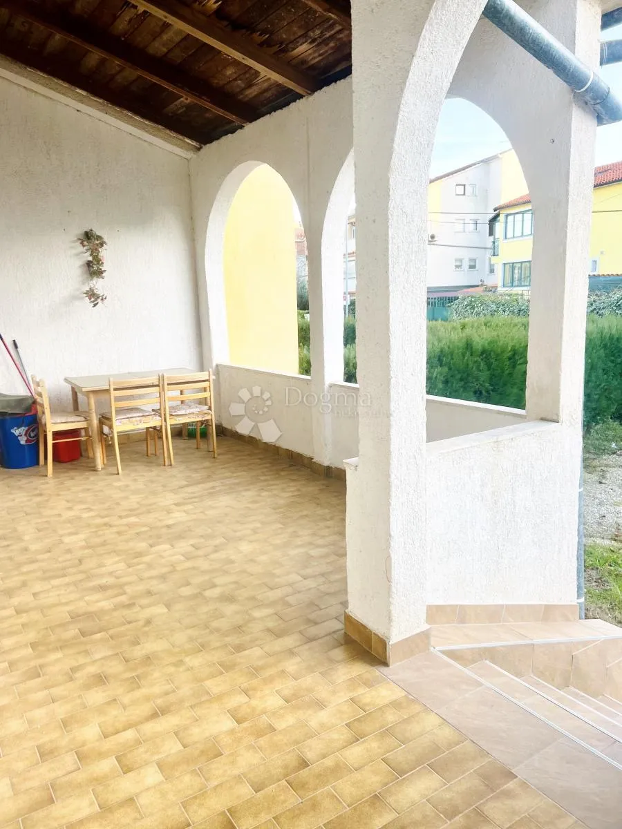 trosoban stan u rovinju - blizina plaže cuvi - slika 2