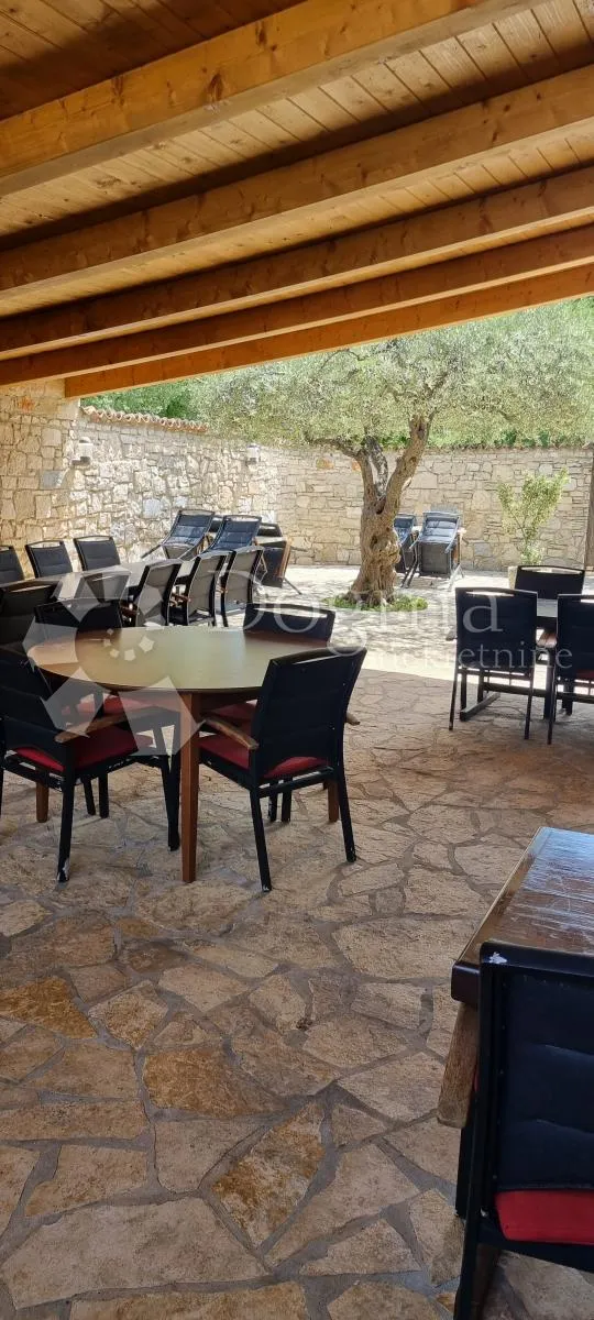 uhodani posao vila sa restoranom 2 km od mora - slika 25
