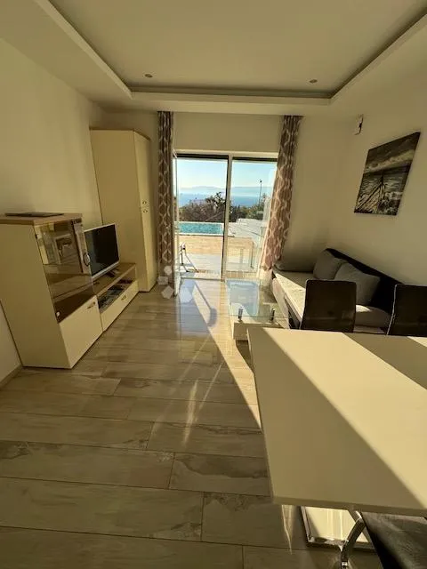 prestižni stan u villi sa bazenom i pogledom na more - slika 5