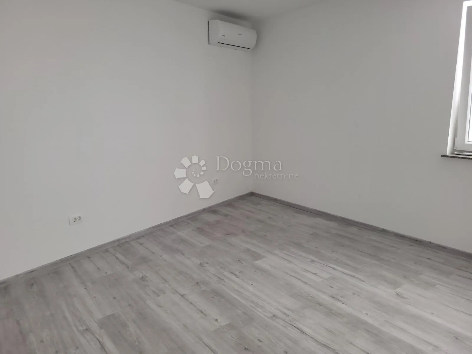 kuća sa bazenom na mirnoj lokaciji - slika 12