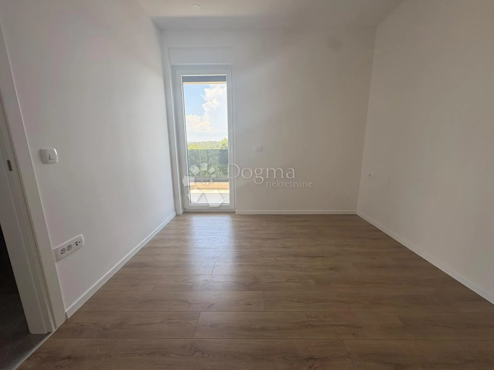 penthouse sa 3ss+db i krovnom terasom 800m od mora - slika 12
