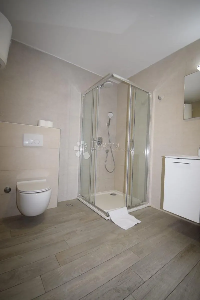 prostrana kuća u centru jezera, murter, 550 m2 - slika 8