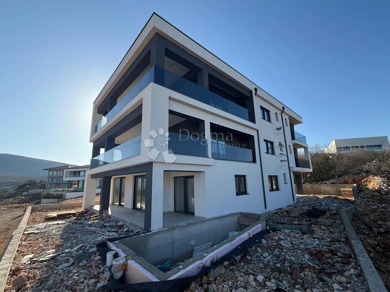 otok krk vrbnik- luksuzni apartman na prvom katu odlične novogradnje - slika 5