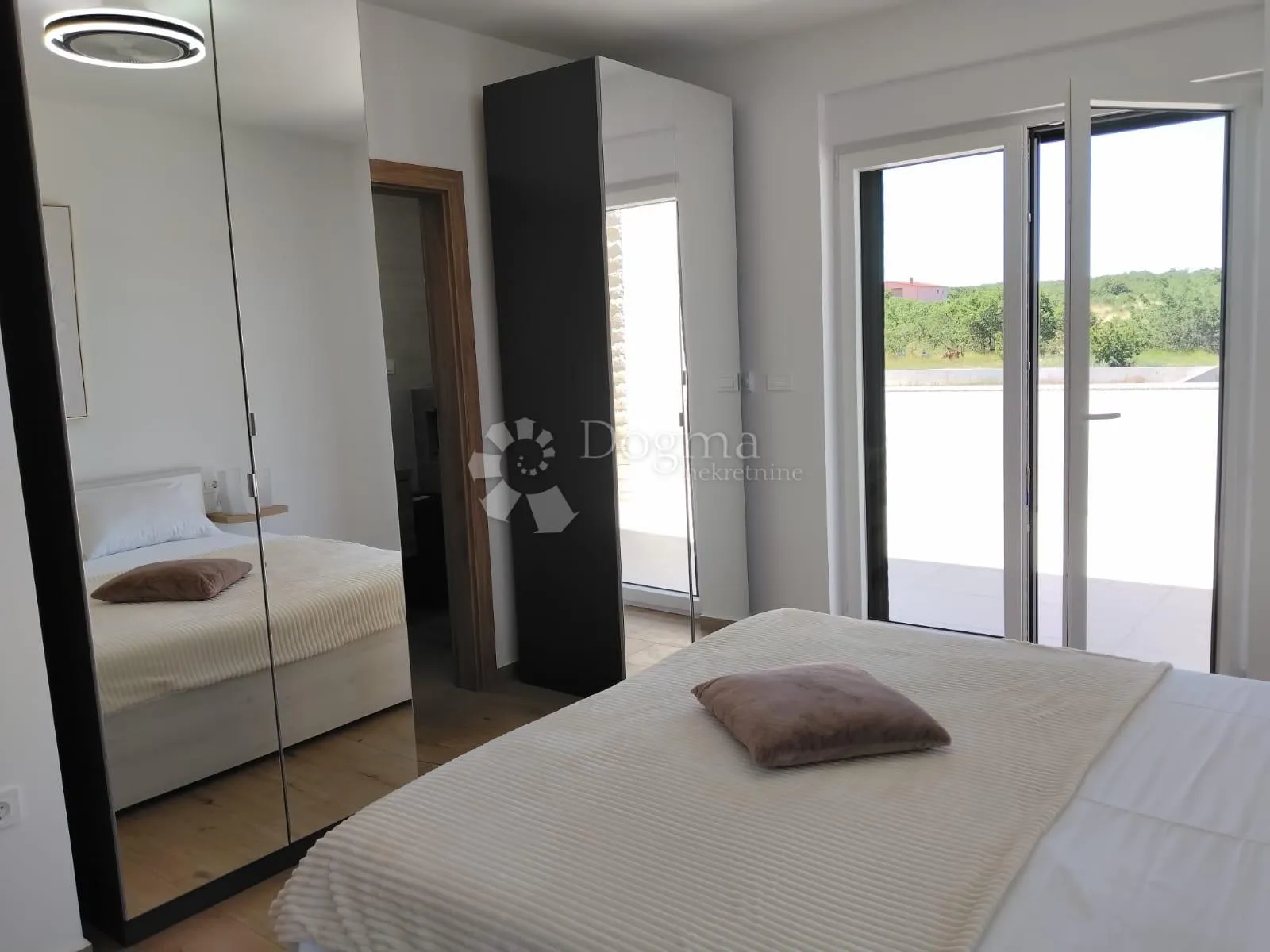 moderna vila s bazenom u žeravi - slika 8