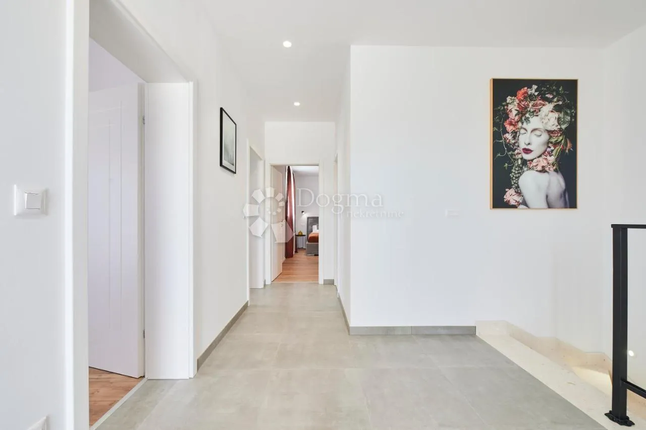 kaštel novi- luksuzna villa s bazenom - slika 11
