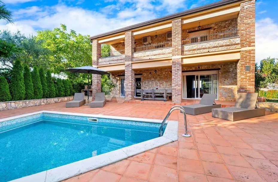 mediteranska vila rustikalnog šarma, 238 m² - slika 1