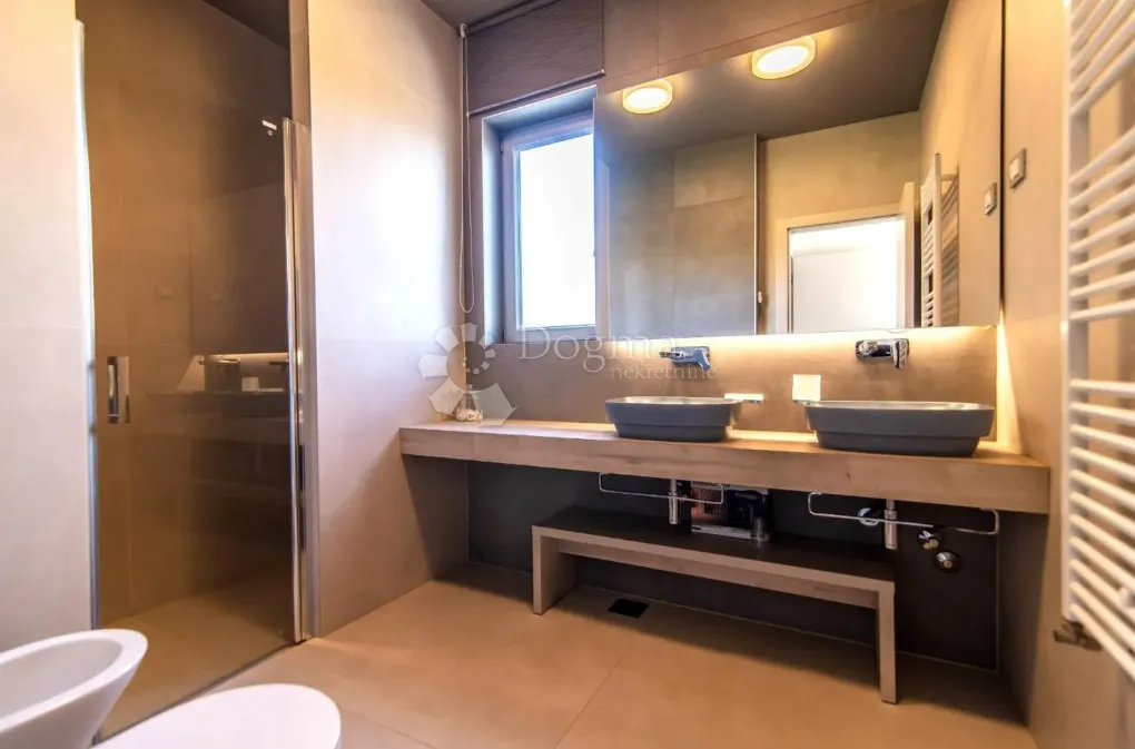 buje - moderna vila s 4 spavaće sobe i prekrasnim pogledom - slika 8