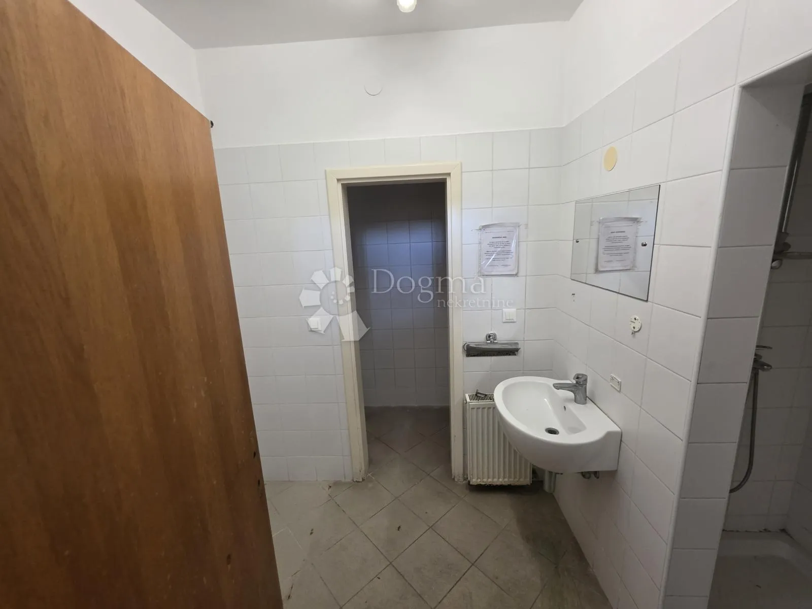 najam restorana 356m² – krušna peć, pečenjara, terasa, veliki parking - slika 14