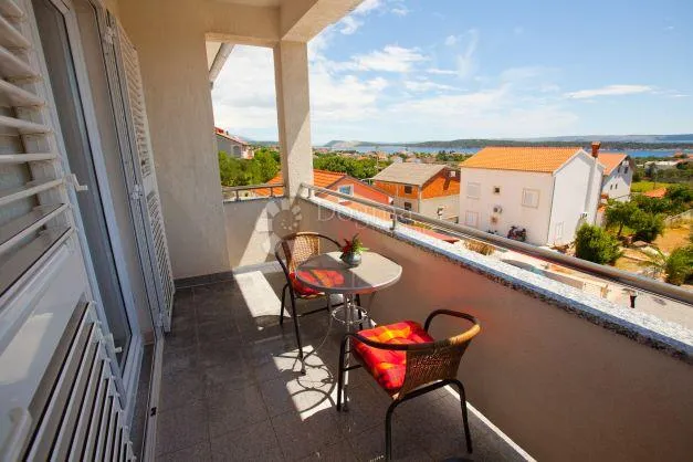 luksuzna kuća s bazenom i apartmanima na rabu - slika 16