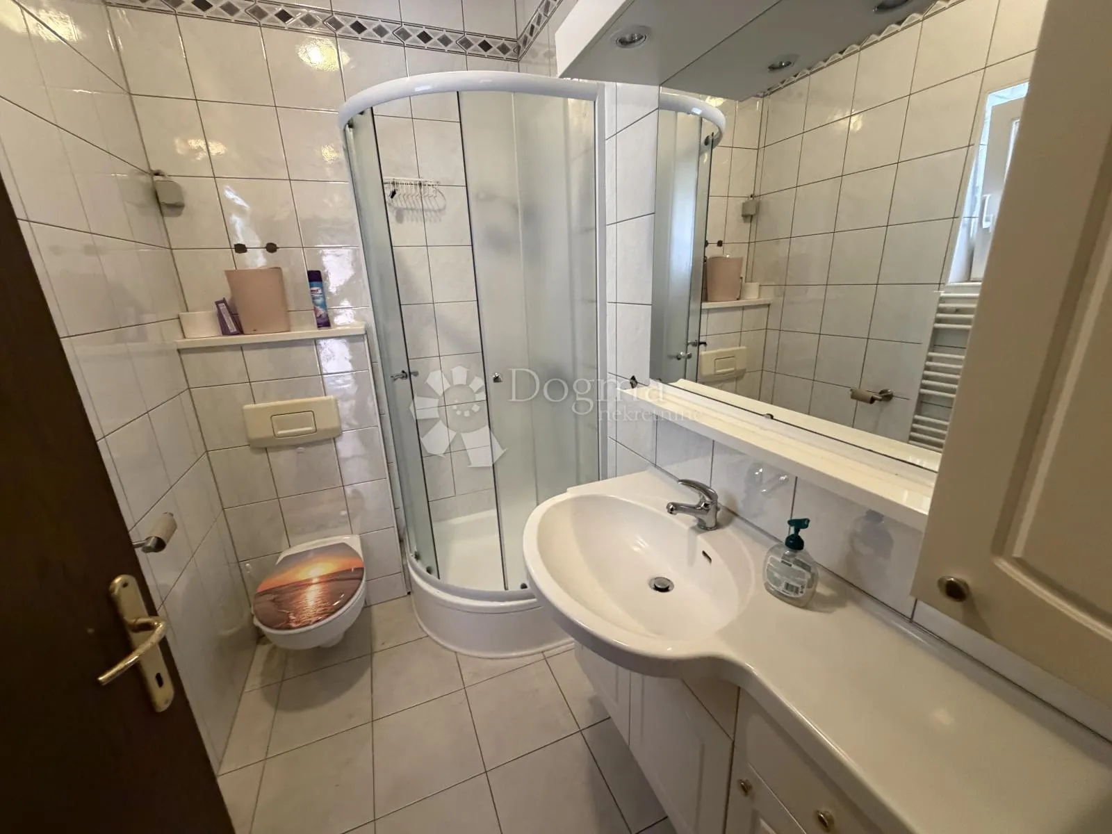 prilika u brodarici- kuća blizu mora, s 6 apartmana i 3-sobnim stanom!! - slika 17