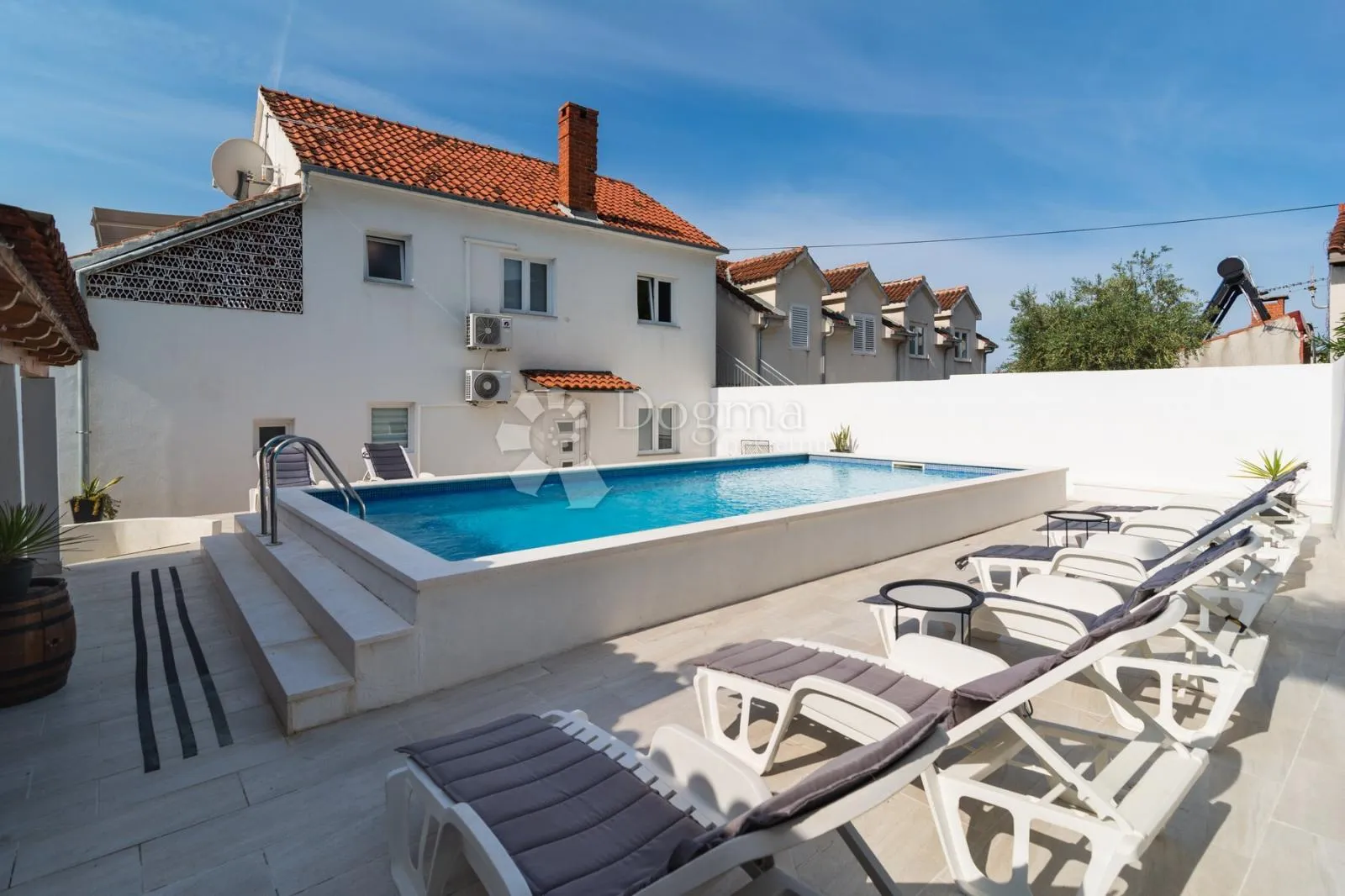 BRAČ-Milna-Atraktvna vila s bazenom i spektakularnim pogledom na more