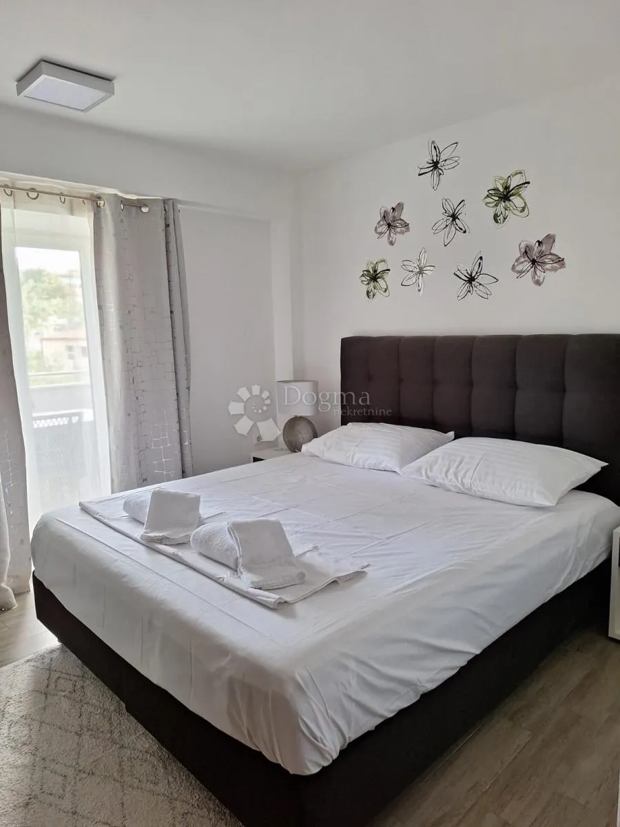 prostrana kuća u centru jezera, murter, 550 m2 - slika 19