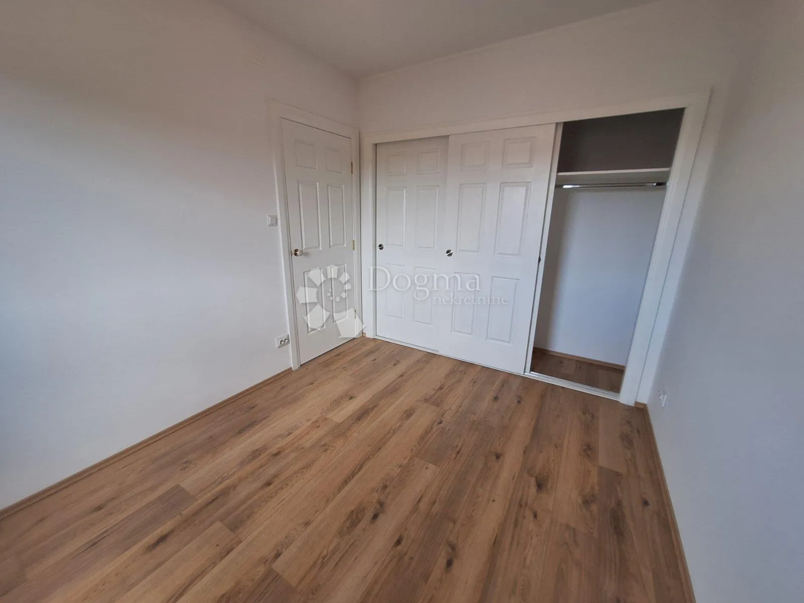 novogradnja sa 2 apartmana i pogledom na more - slika 18