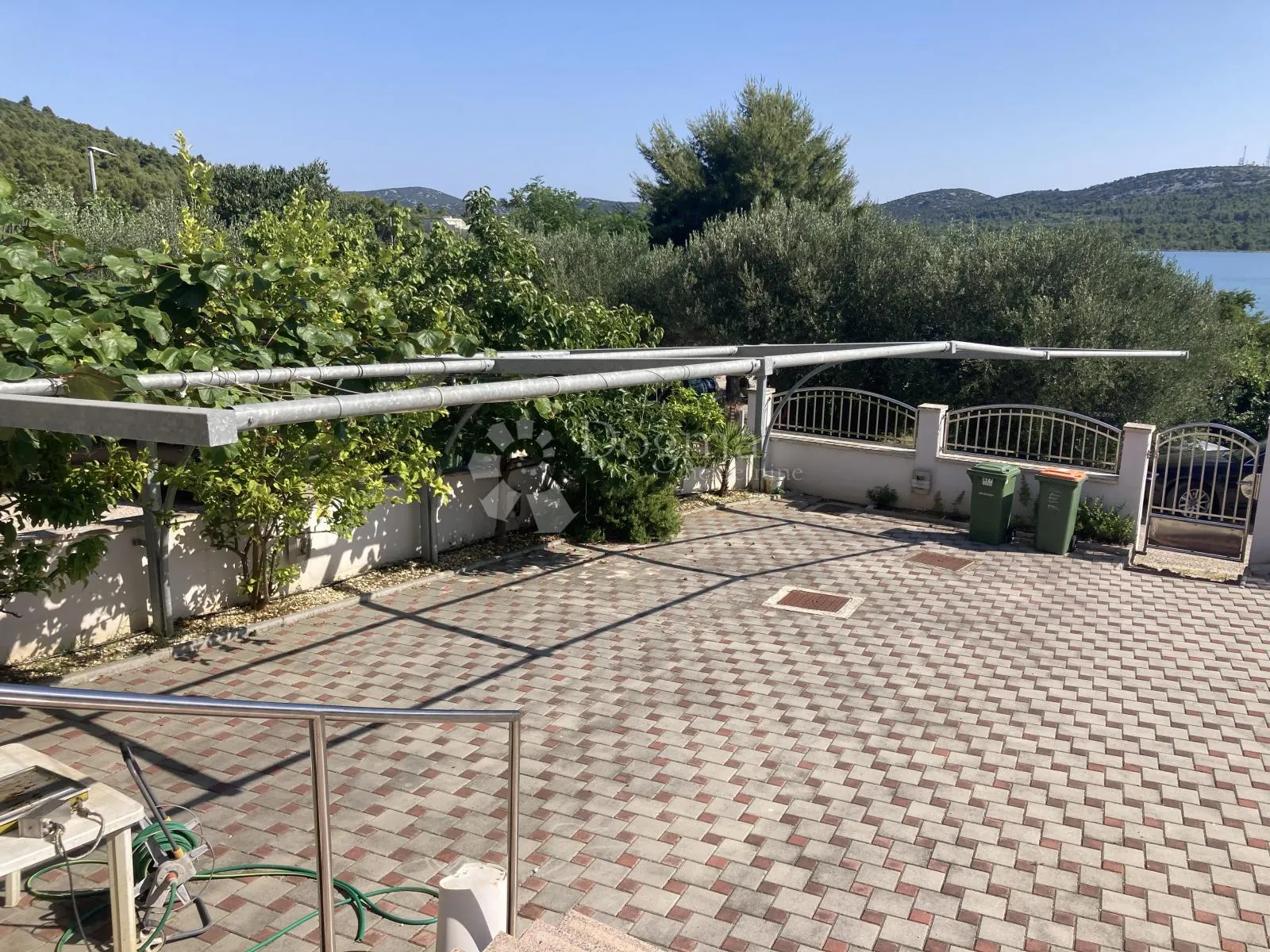 prilika - apartmanska kuća u pirovcu, 1. red do mora - slika 9