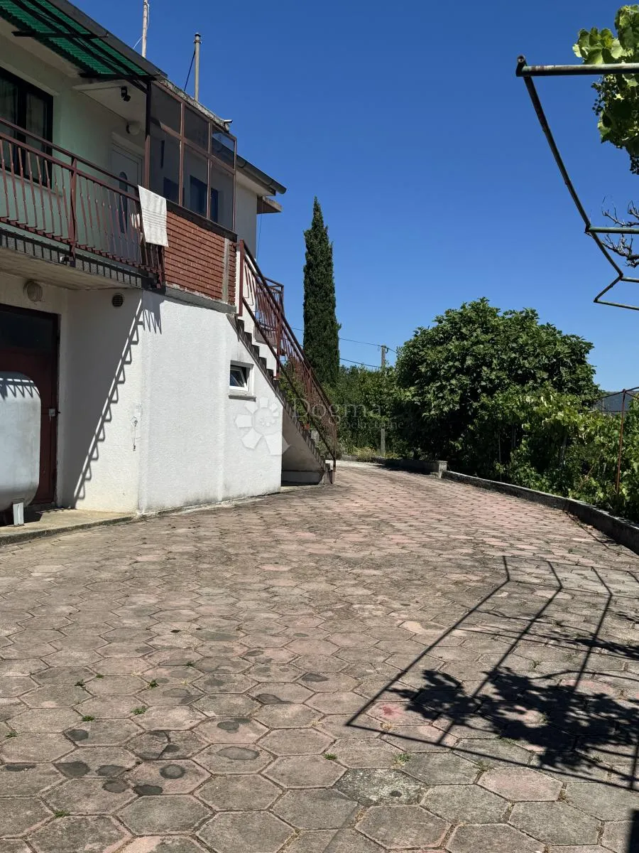 kuća sa potencijalom i građevinskim terenom / buzet - slika 2