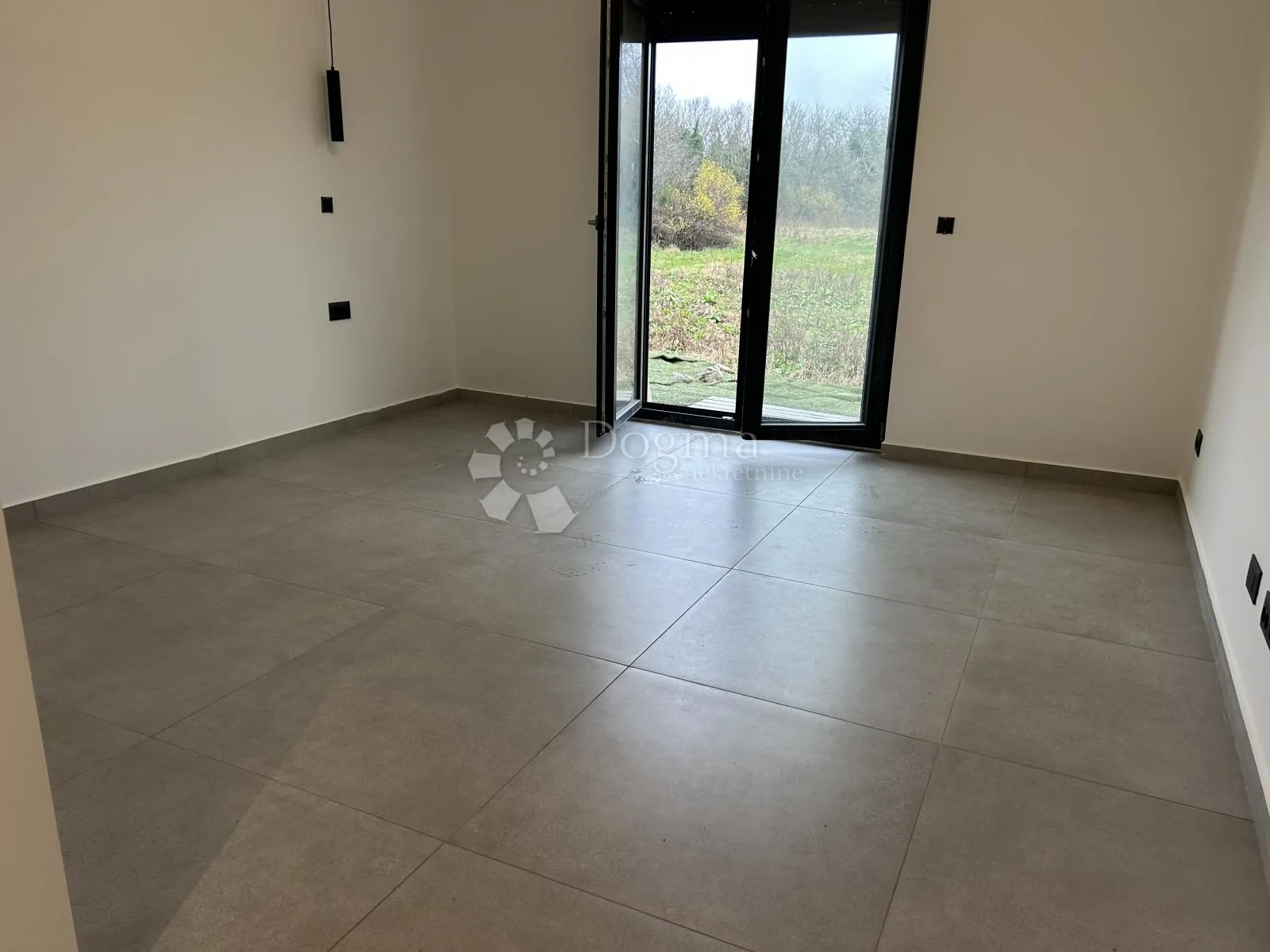 istra,kršan -moderna prizemnica okružena prirodom! prilika - slika 9