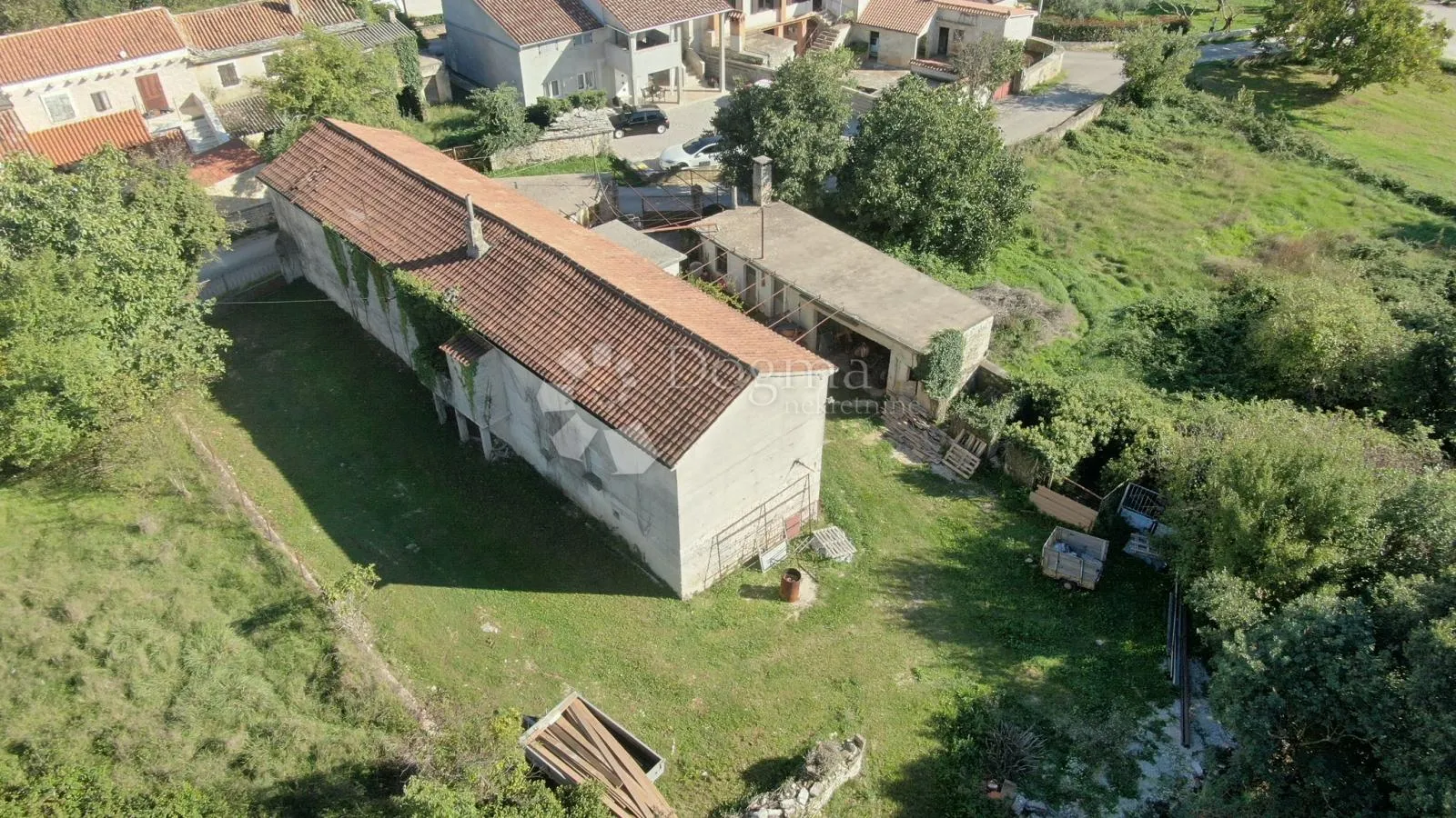 starina za adaptaciju sa velikom okućnicom u okolici žminja - slika 6