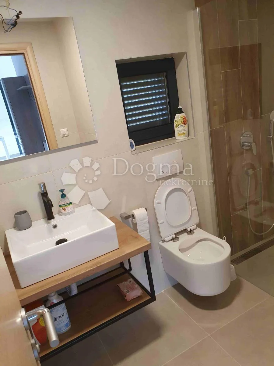 vila sa 4 apartmana, 2 bazena, 200 metara od mora - slika 24